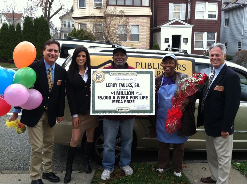 File:Publishers Clearing House Prize Patrol awards 5000 A Wk For Life.JPG